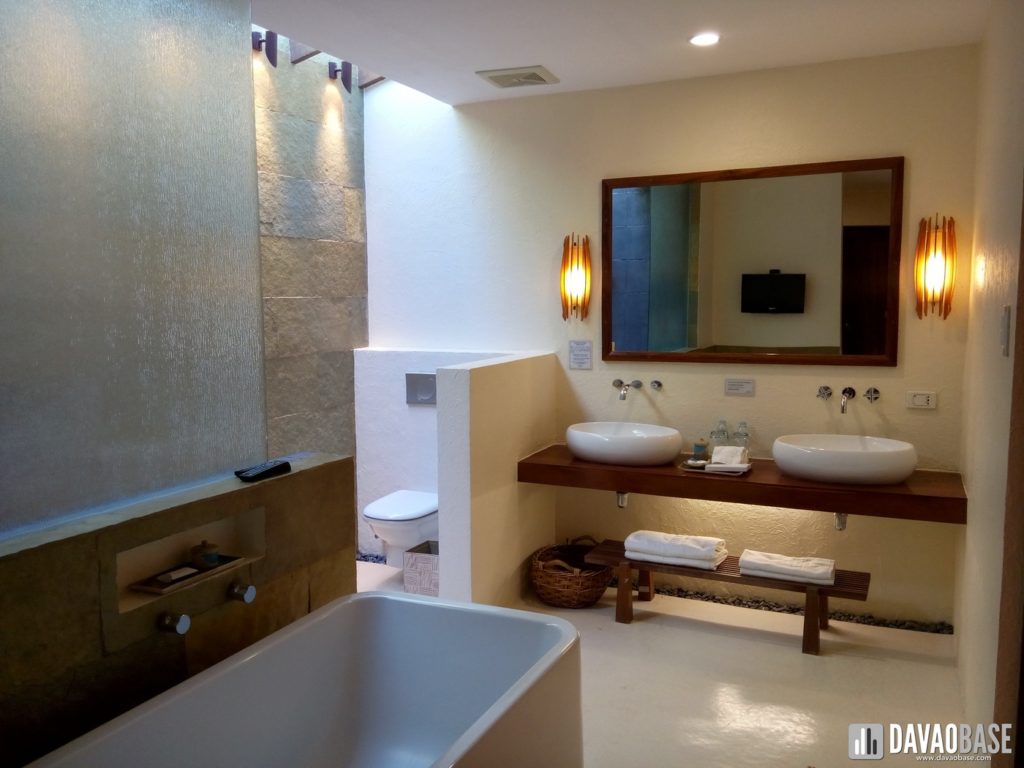 bluewater panglao one bedroom villa bathroom with bathtub