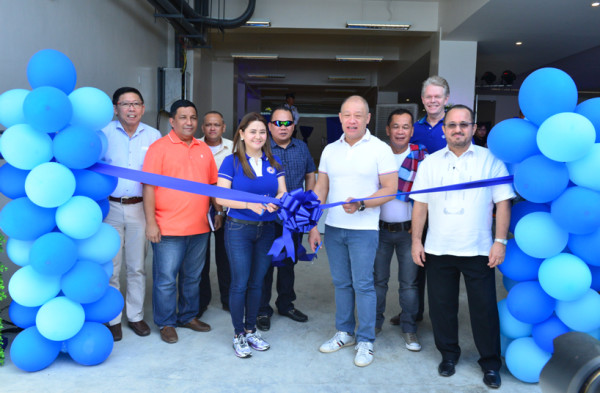Globe President & CEO Ernest Cu (2nd from right) and Davao City chairman of the Association of Barangay Captains and Councilor January Duterte (3rd from left) lead the opening of the power feed equipment site of the SEA-US cable landing facility located in Barangay Talomo, Davao City.