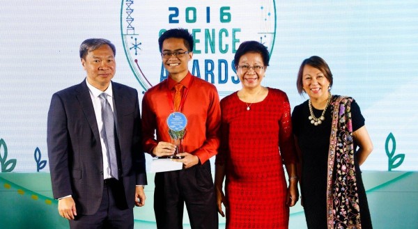 Joselv Albano receives Best in Applied Research award at the 2016 BPI-DOST Science Awards. Also in picture: BPI Executive Vice-President Ramon Jocson, DOST-SEI Director Dr. Josette Biyo, and BPI Foundation Executive Director Faye Corcuera.