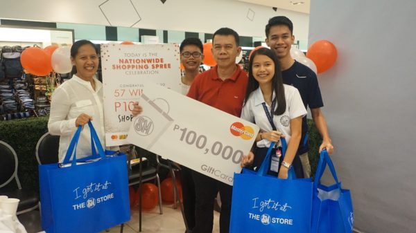 Orson Sargado is the lucky winner of the P100,000 Shopping Spree of SM Store in SM City Davao. Here he is together with his wife and three teenage kids beaming with joy after the Shopping Spree.