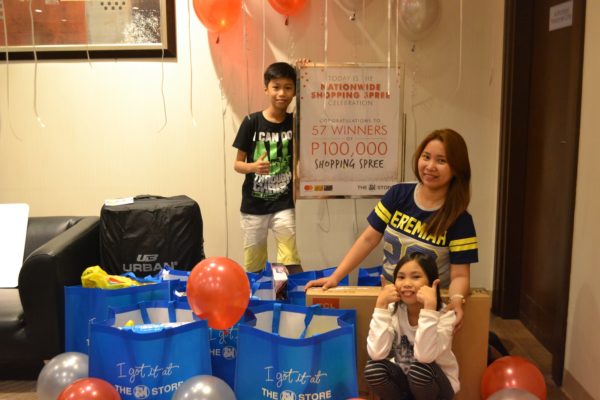 Hosanna Aisah Pascua wins the P100,000 Shopping Spree at the SM Store in SM Lanang Premier. She's here in the picture with her two kids who also enjoyed the Shopping Spree.