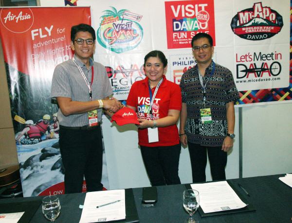 (L-R) Philippines AirAsia Commercial Head, Gerard Peñaflor; Visit Davao Fun Sales (VDFS) Vice Chair Fides   Bernabe; and Department of Tourism (DOT) Region XI Director Roberto Alabado III at the signing ceremony   held recently at the Mall of Asia SMX Convention Center, Pasay City. (photo by Ben Briones)