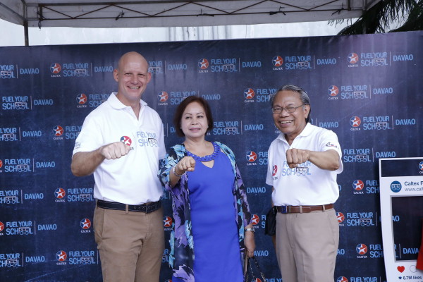 Chevron Philippines Inc. (CPI) recently launched Caltex Fuel Your School Davao City to help purchase teaching equipment for the city’s 30 highest-need public high schools in the city. Photo above shows (L-R) CPI Country Chairman Peter Morris; Department of Education Region 11 Asst. Regional Director Teresita Tambagan, and American Chamber Fnd., Executive Director Jun Salipsip signifying their solid support for FYS Davao City.